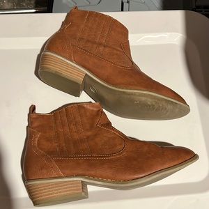 Brown short bootie
